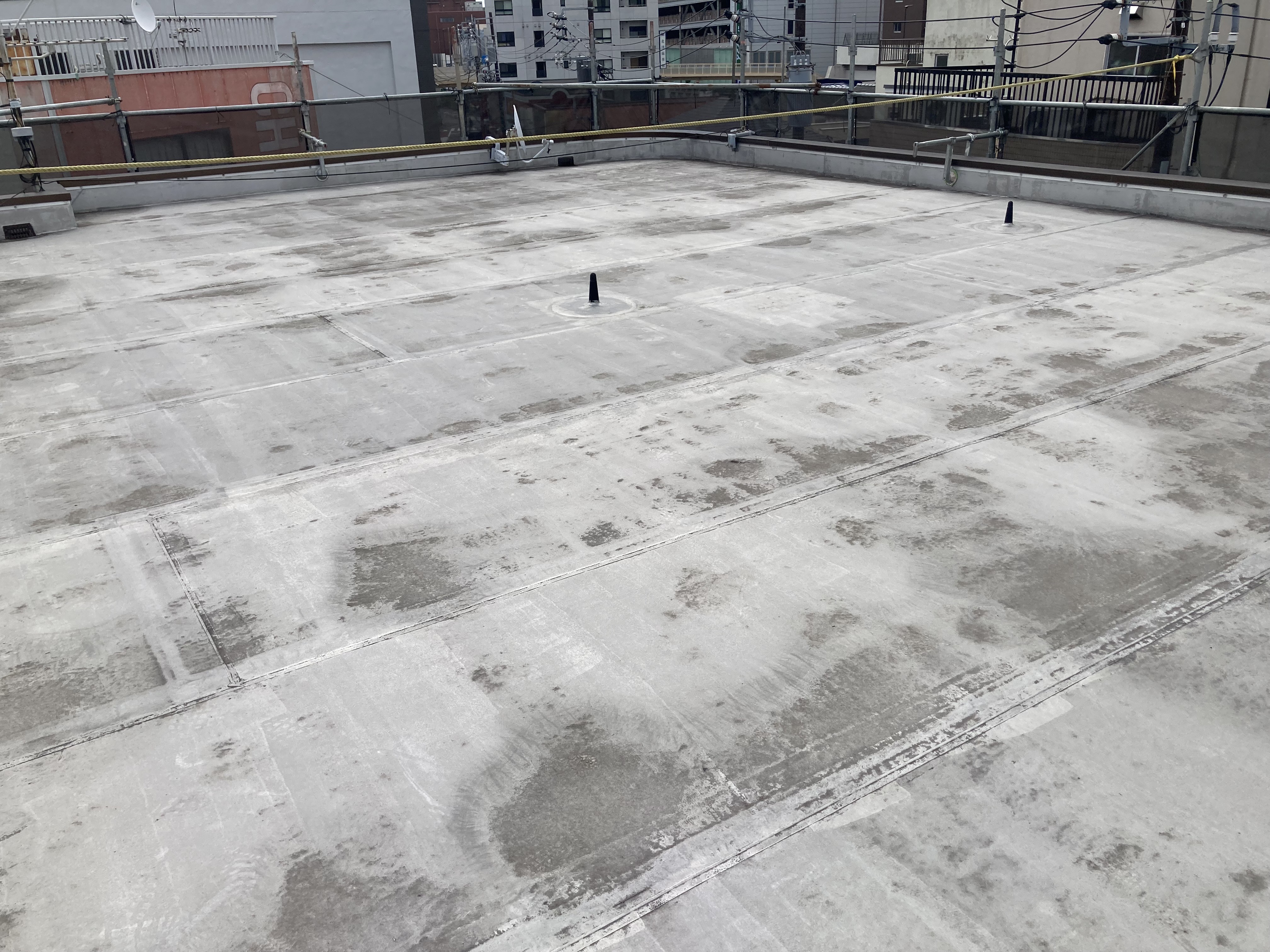 信頼の塩ビシートで屋根を守る、あなたの未来をサポート！ | 東京の太陽光設置ならSRN株式会社